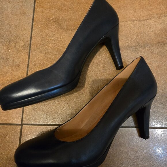 Naturalizer heels. - Picture 2 of 4